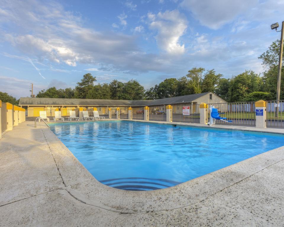 Econo Lodge Byron Buitenkant foto