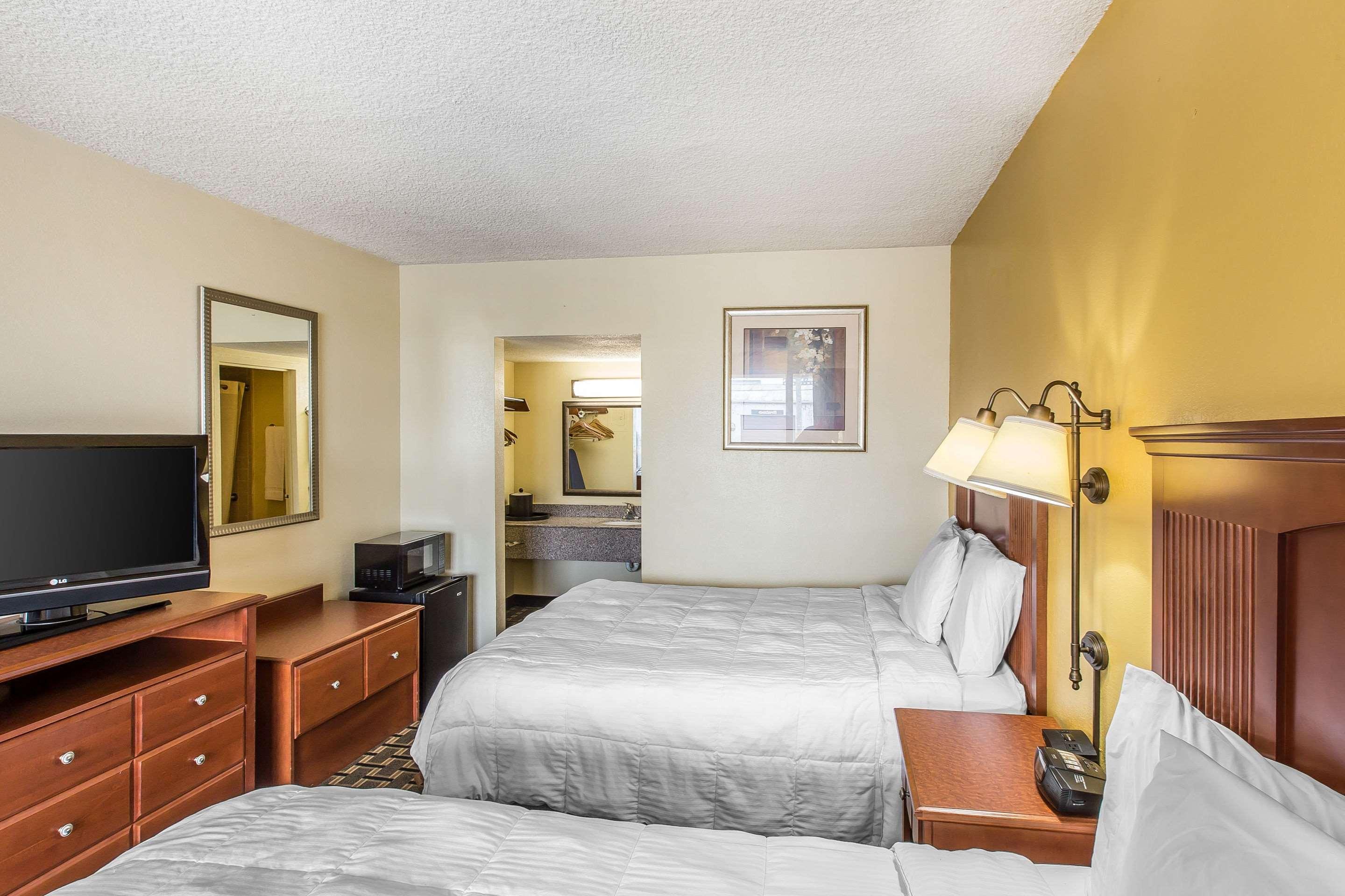 Econo Lodge Byron Buitenkant foto