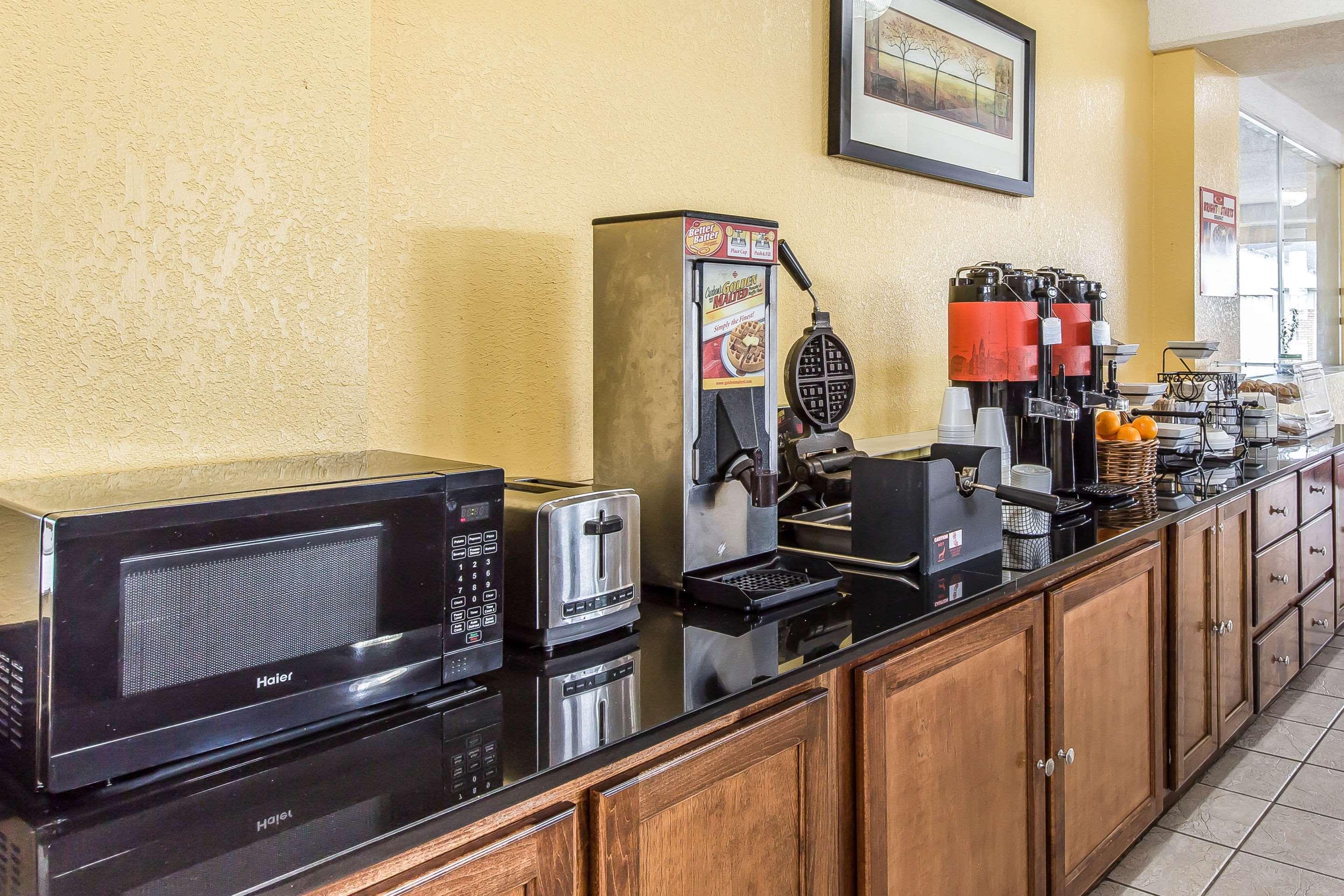 Econo Lodge Byron Buitenkant foto