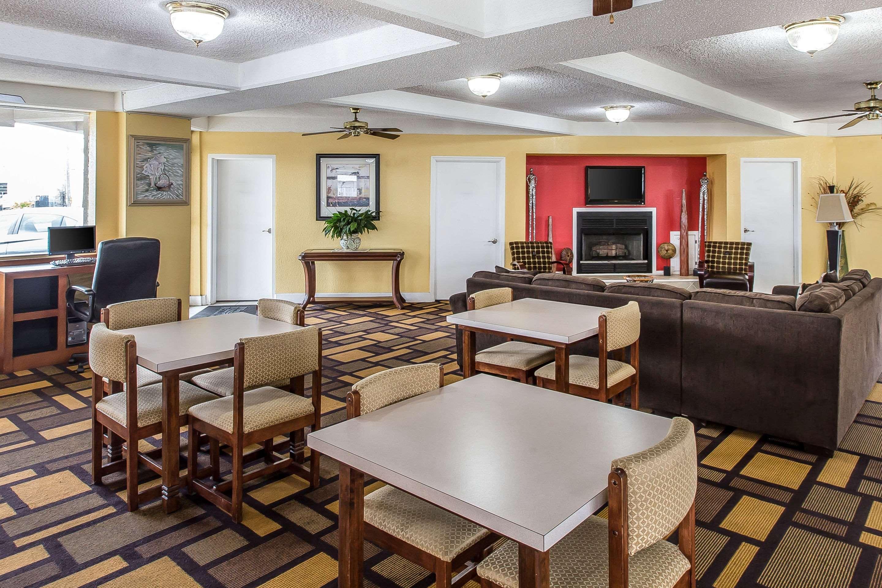 Econo Lodge Byron Buitenkant foto