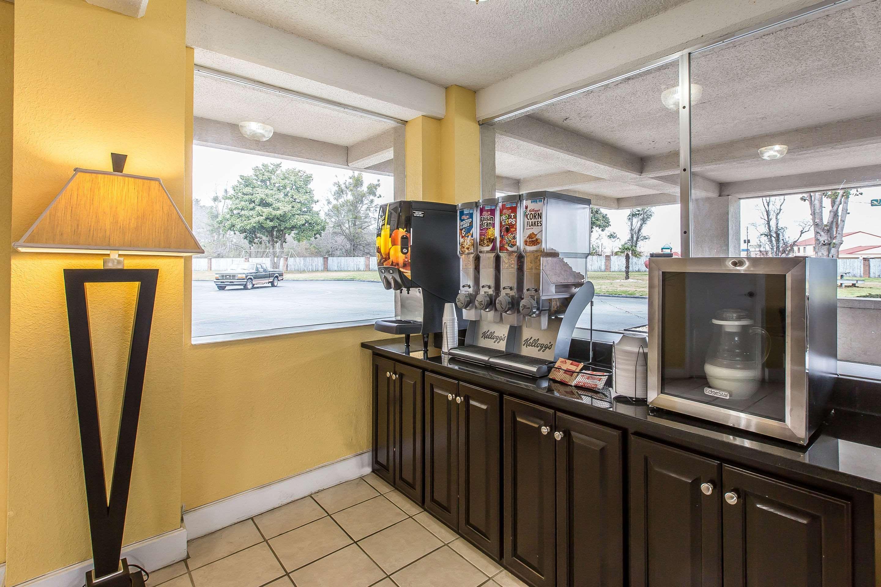 Econo Lodge Byron Buitenkant foto