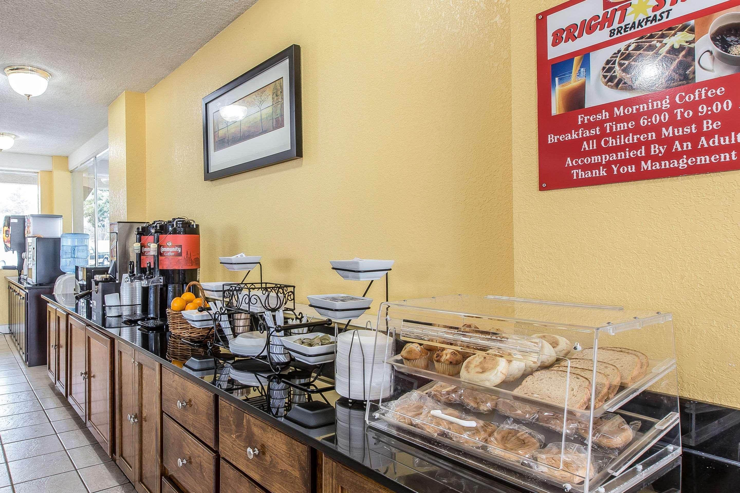 Econo Lodge Byron Buitenkant foto