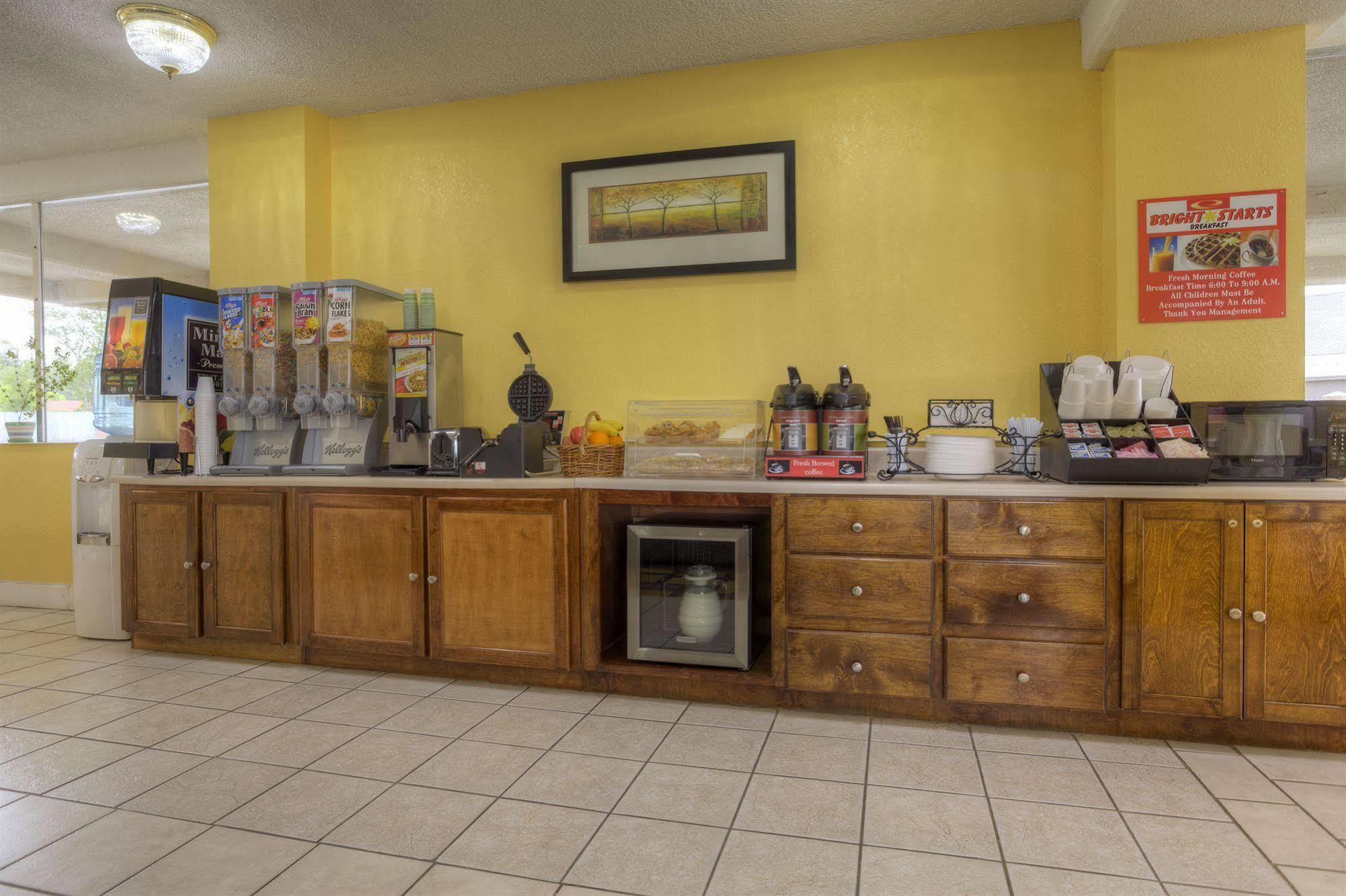 Econo Lodge Byron Buitenkant foto