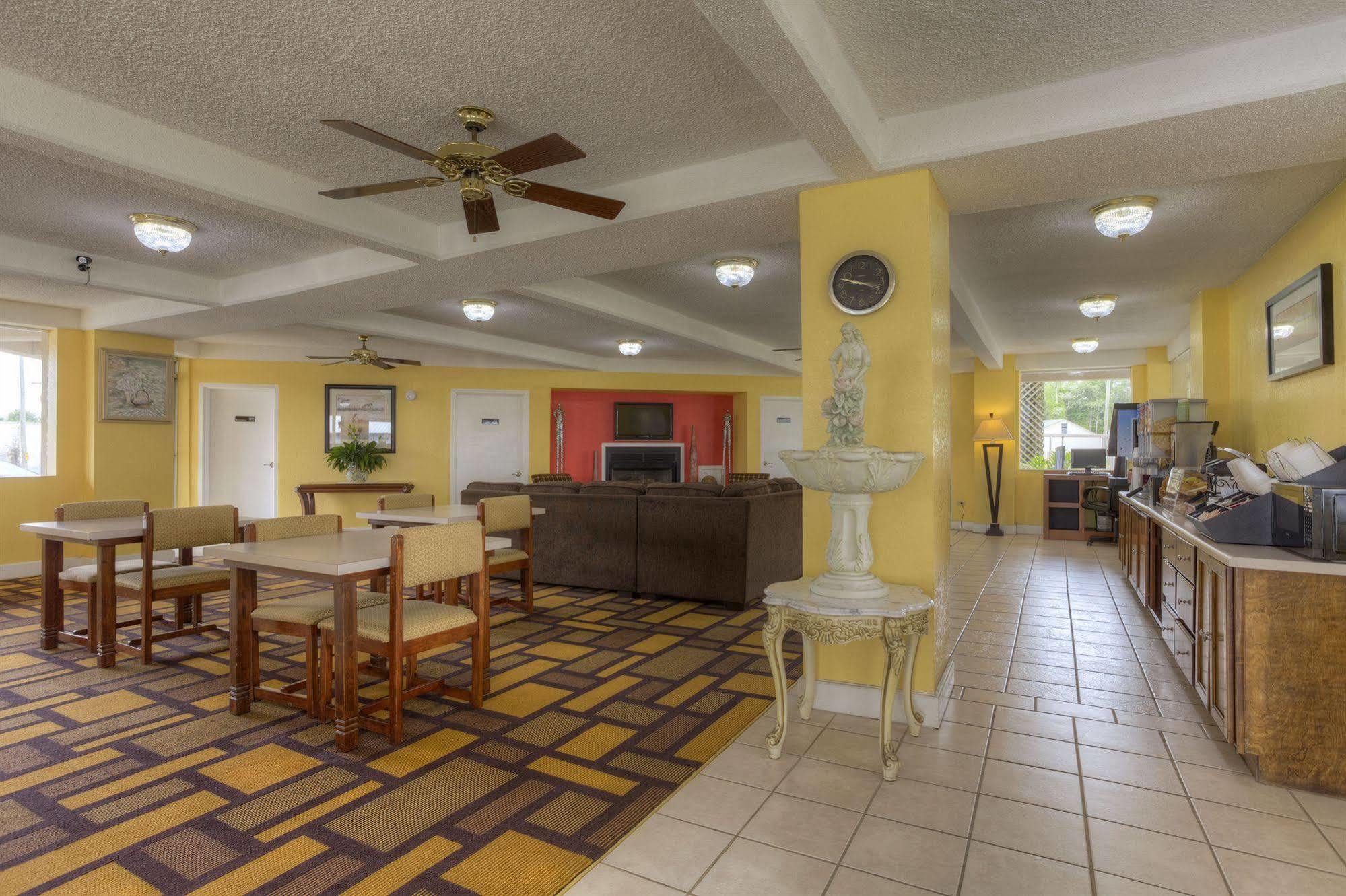 Econo Lodge Byron Buitenkant foto